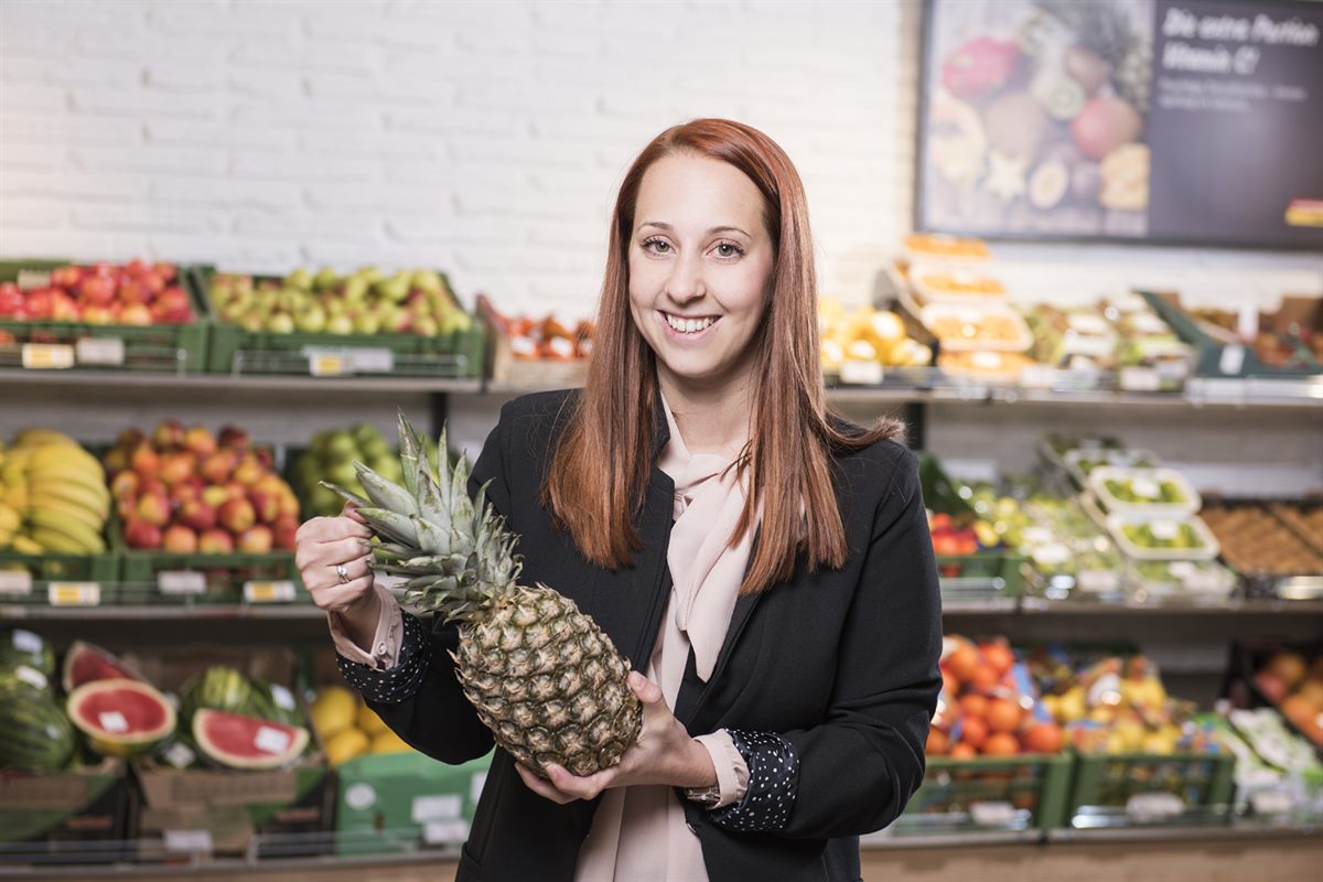 Katharina Riedhart MIB BSc in der Vielfalt der Obst- und Gemüseabteilung_