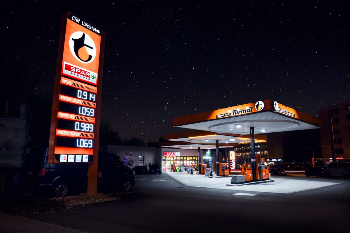 Turmöl Tankstelle bei Nacht