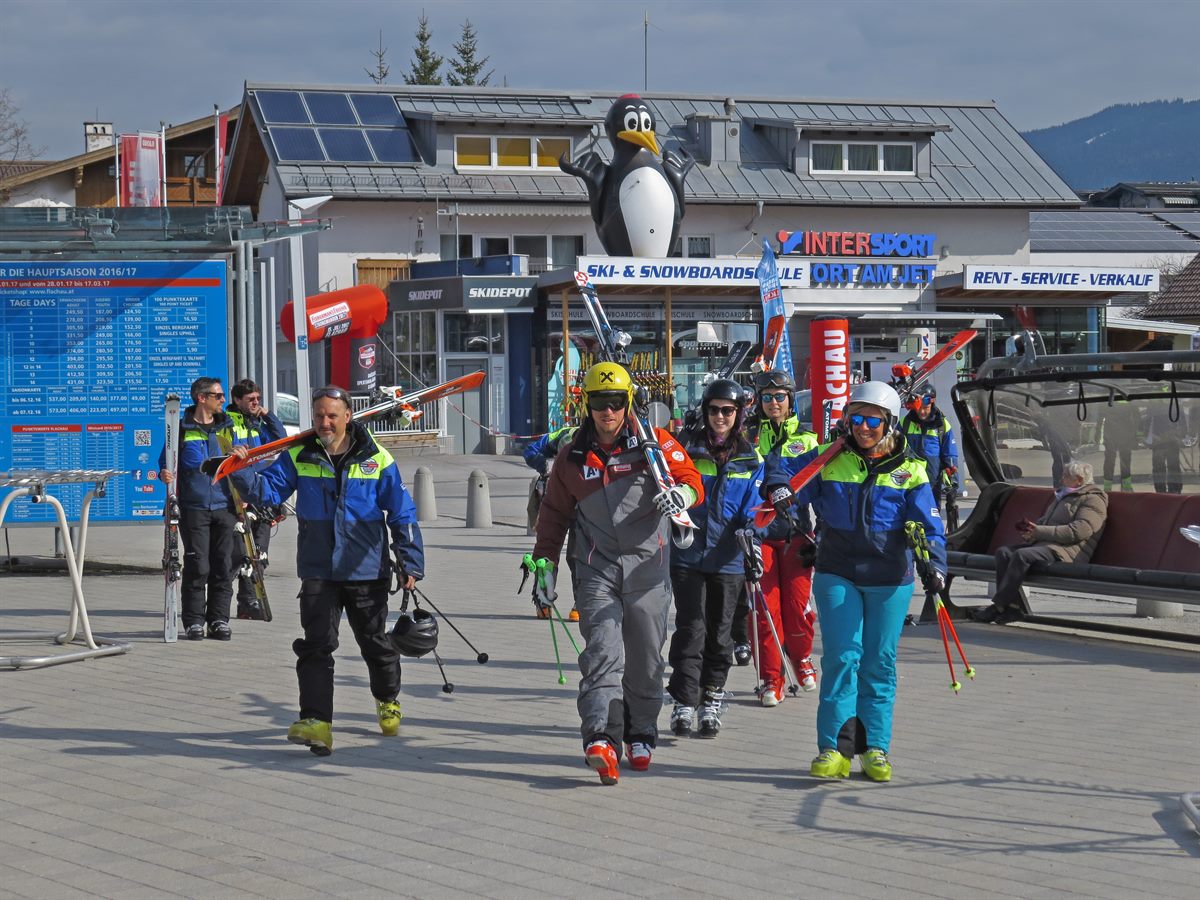 Max Franz mit Elmar Kandolf und seinen Skifahrern