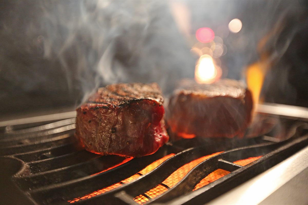 Steaks auf der Infrarot-Sizzle Zone von Napoleon Grills
