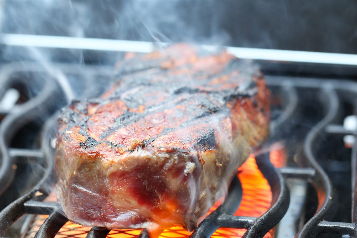 Steak auf der Infrarot-Sizzle Zone von Napoleon Grills