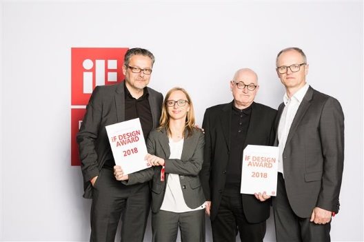 V.l.n.r. Heinrich Kurz (iduk), Uta Lang (KEBA AG), Reinhard Kittler (idukk), Johann Berger (KEBA AG) bei der iF design award night in der BMW Welt in München