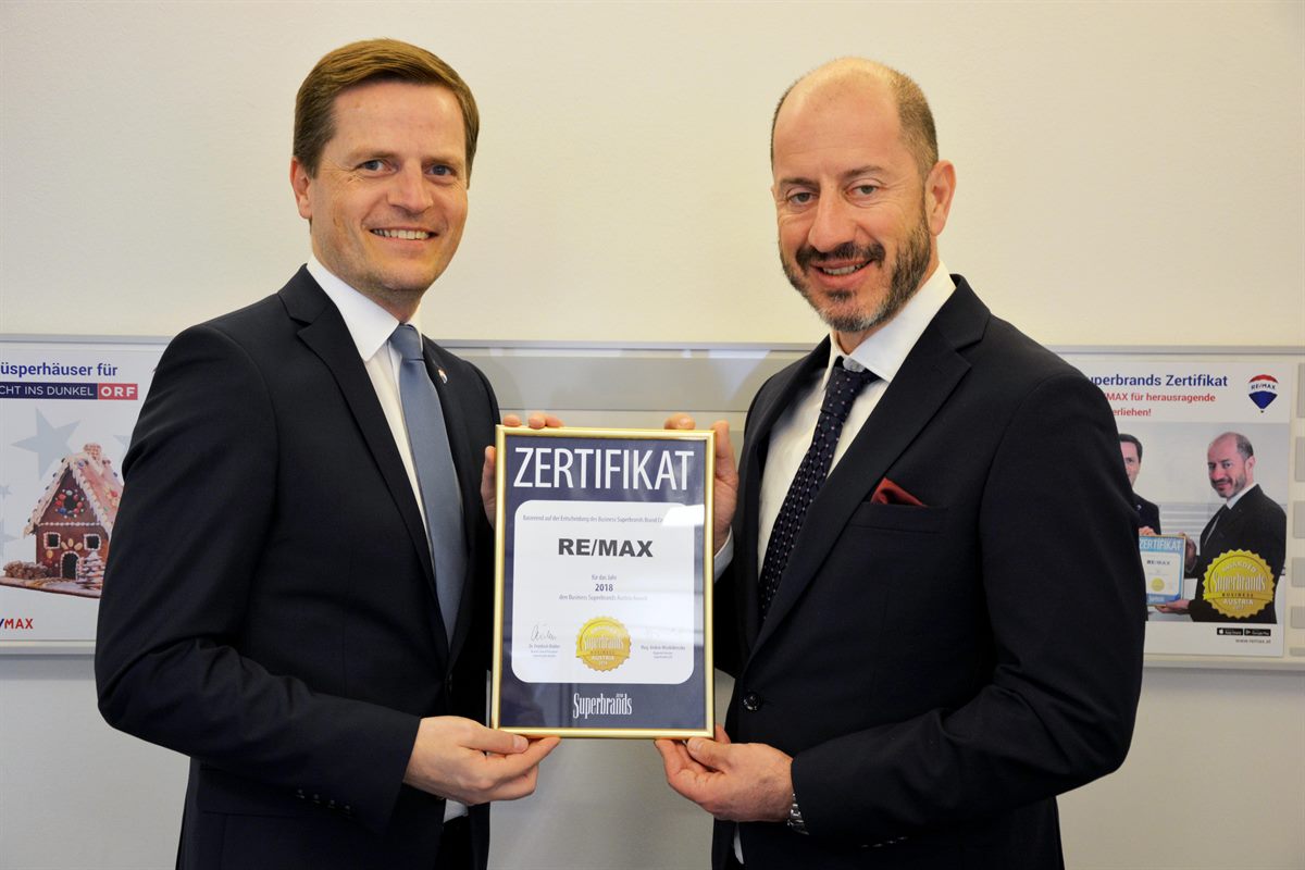 Regional Director Mag. András Wiszkidenszky von Superbrands Austria (rechts) überreichte das Zertifikat an REMAX Austria Geschäftsführer Bernhard Reikersdorfer, MBA.