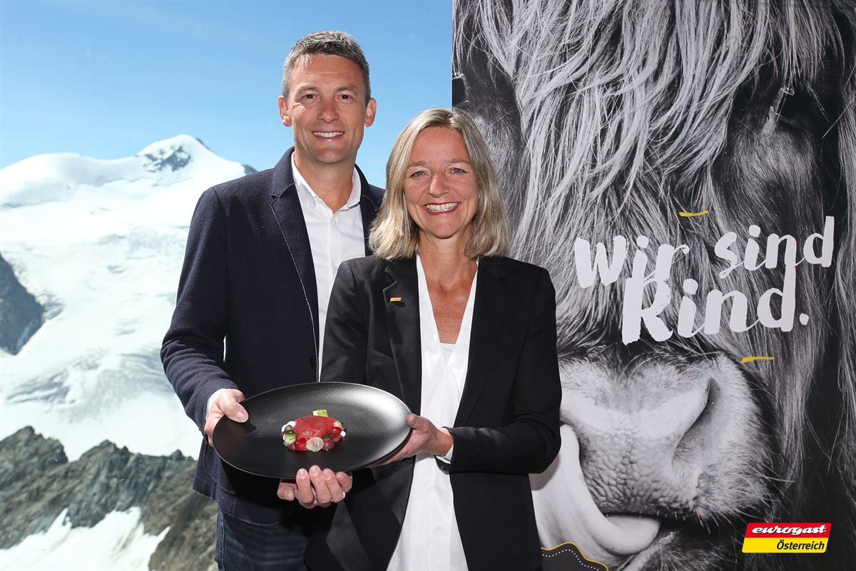 Peter Krug und Susanna Berner ( GF Eurogast) präsentieren Ice aged beef aus dem neuen Eurogast Genuss 360 Schwerpunkt „Wir sind Rind“