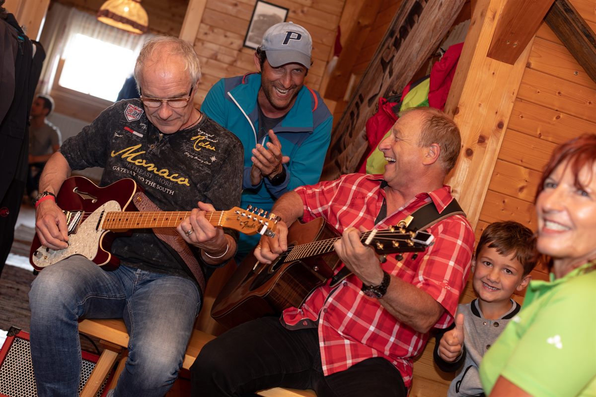 In der Hütte heizte Harry Prünster den Wanderern mit Musik & Witzen richtig ein