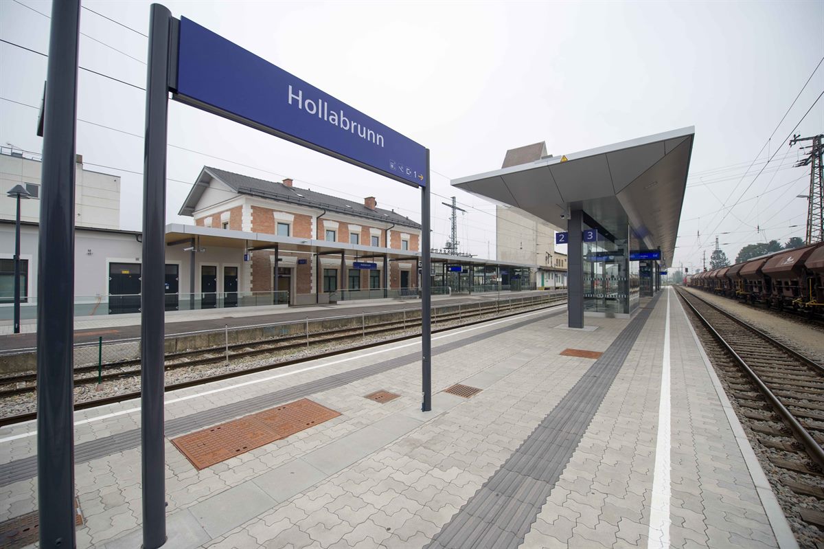 Hollabrunn Bahnhof_Eröffnung Bahnhofsgreissler