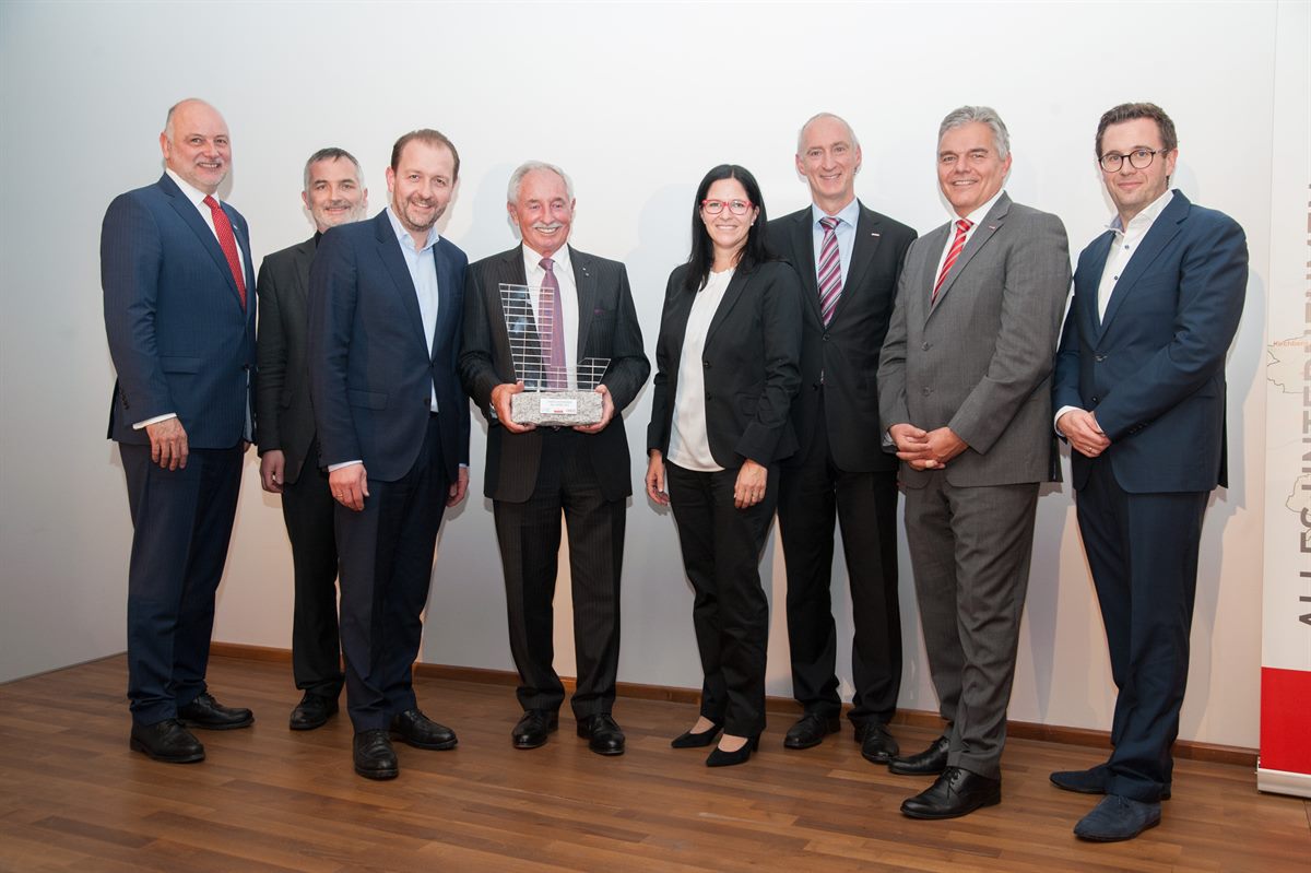 Preis Linzer Unternehmen des Jahres 2018 in der Kategorie Leitbetrieb für die KEBA AG; Aufsichtsratvorsitzender & KEBA-Gründer Karl Kletzmaier (4.v.l.) und Marketingleiterin Eva Maier-Homolka