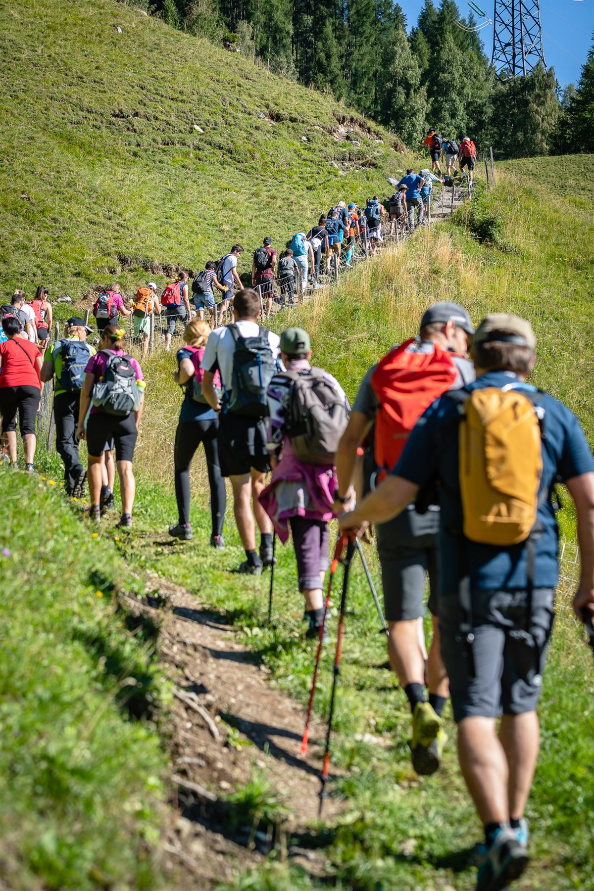 Mehrere hundert Wanderbegeisterte in St. Anton