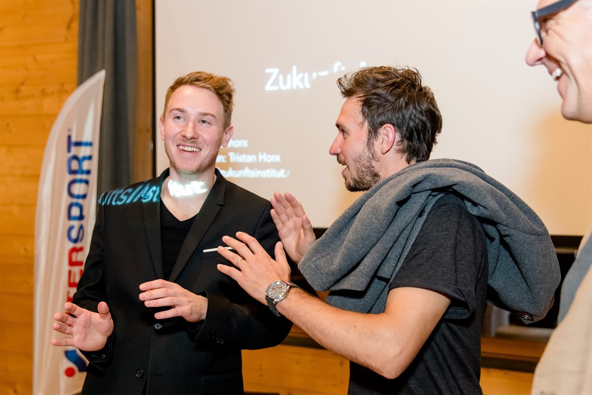 Tristan Horx und Felix Neureuther bei der INTERSPORT Talkrunde in Leogang