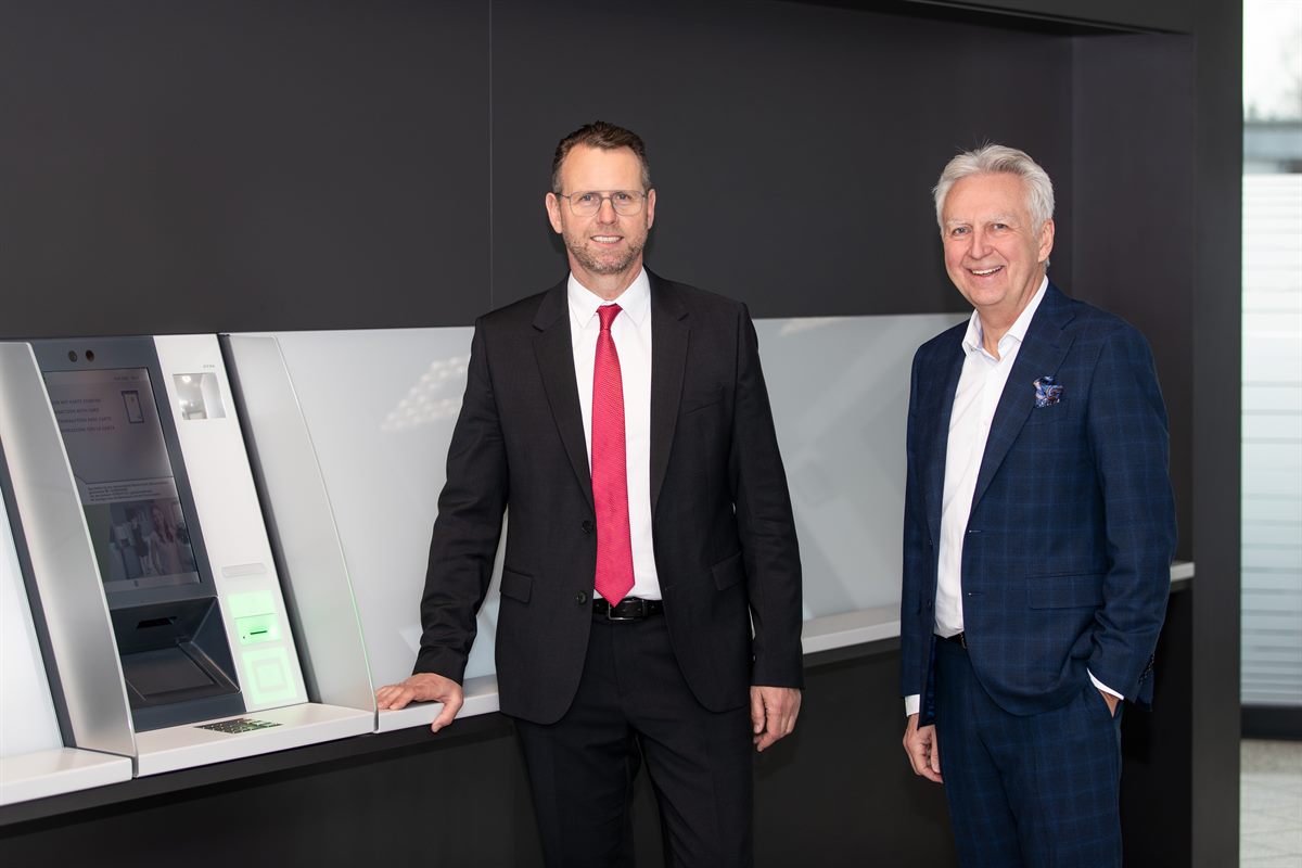 IT-Vorstand der Raiffeisenlandesbank OÖ, Stefan Sandberger und Vorstandsvorsitzender der KEBA AG, Gerhard Luftensteiner freuen sich über die jahrelange, partnerschaftliche Zusammenarbeit zwischen den Unternehmen.