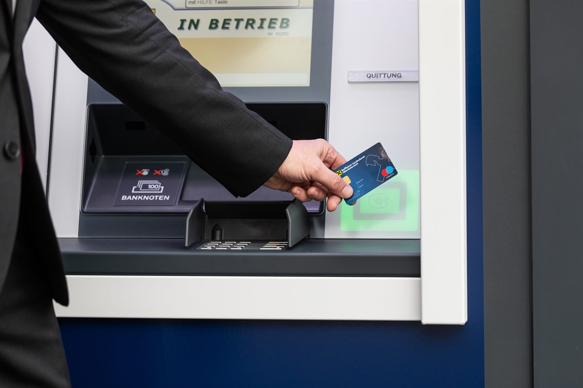Die kontaktlose Bedienung beschleunigt Transaktionen. Kunden geben ihre Bankkarte nicht mehr aus der Hand und vergessen sie somit deutlich seltener.