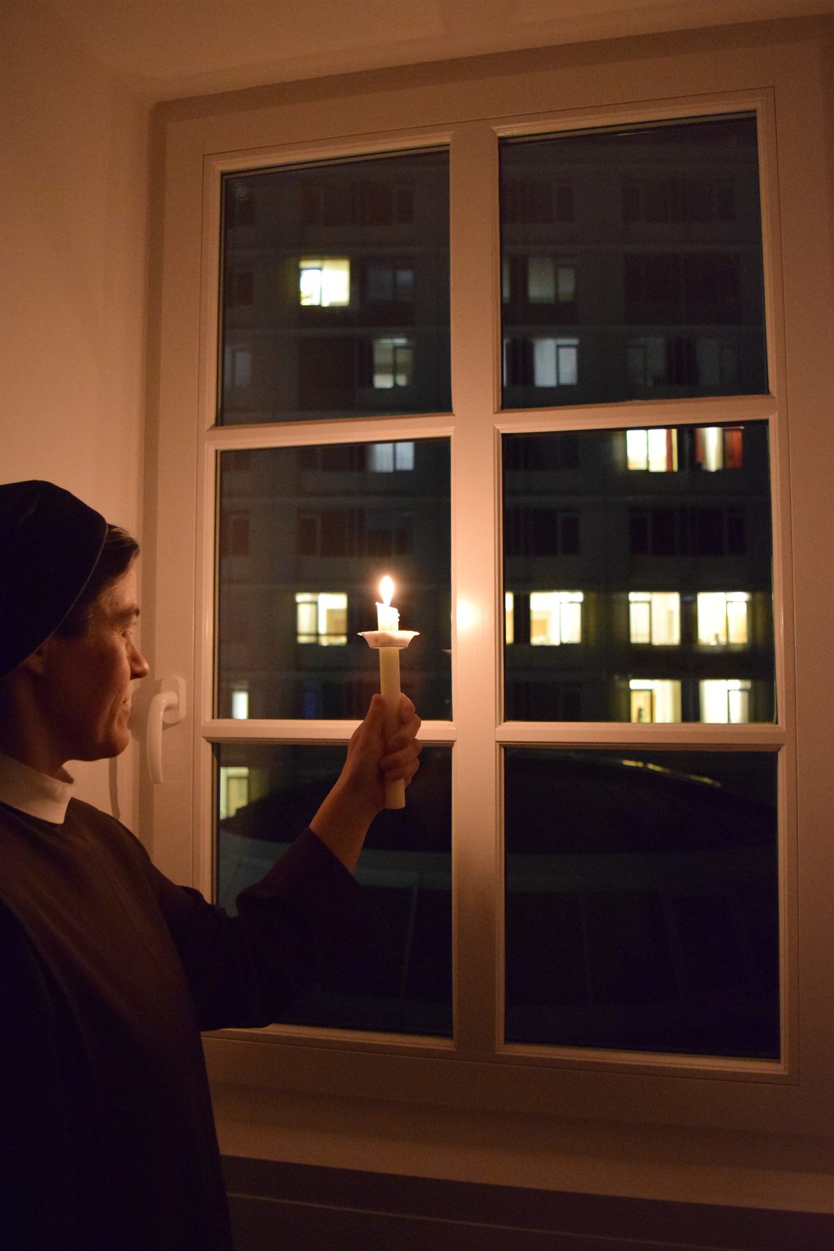 Die Elisabethinen senden täglich um 20 Uhr ihre „Lichter der Hoffnung“ von den Klosterfenstern in die Welt hinaus.