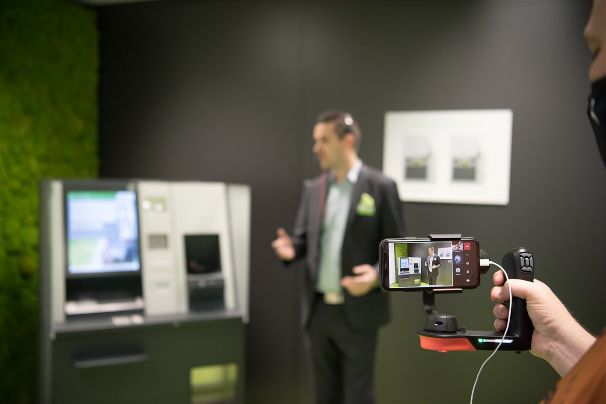 Mobile, leistungsstarke Technik ermöglicht die Video- und Tonübertragung in bester Qualität aus der Innovationszone KEBA Bankautomation.