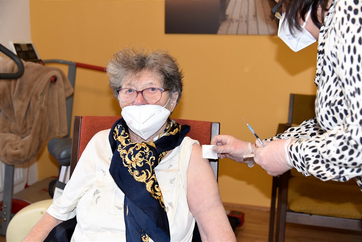 Eine Bewohnerin der Seniorenresidenz Mödling bekommt ihre Impfdosis.