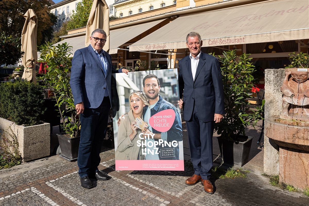 Matthias Wied-Baumgartner (re) und Georg Steiner (li) präsentieren die neue Herbstkampagne des Linzer City Rings