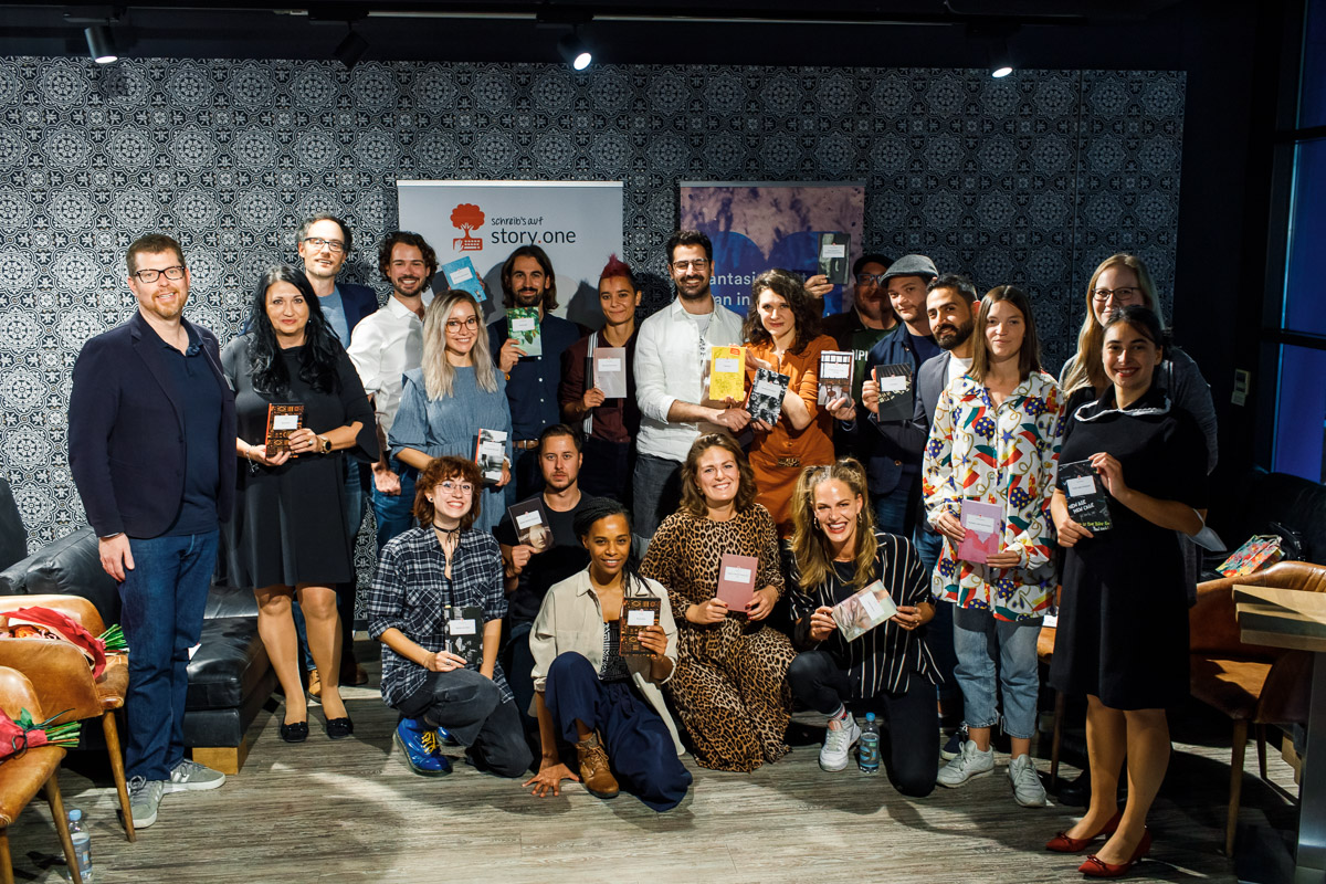 Das Team von story.one mit den Autor*innen der Longlist des Young Story Teller Award 2021