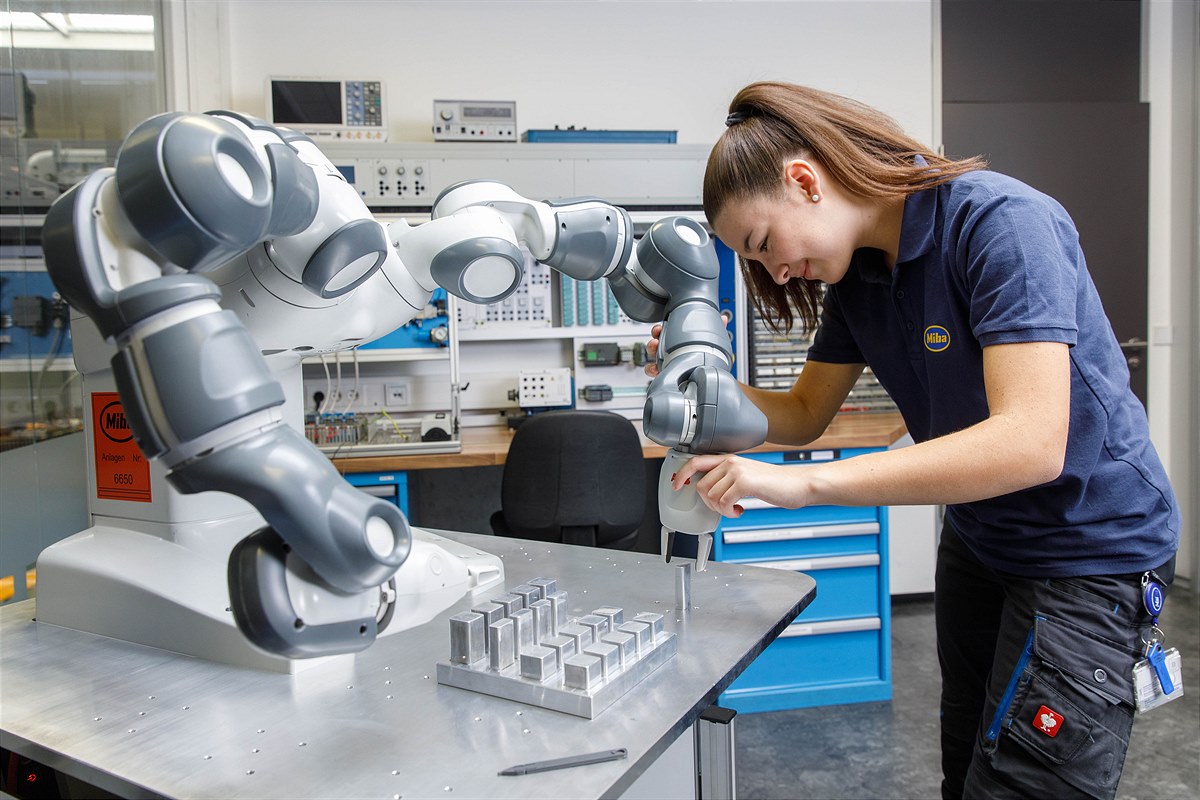 Lehrling weiblich mit Roboter 