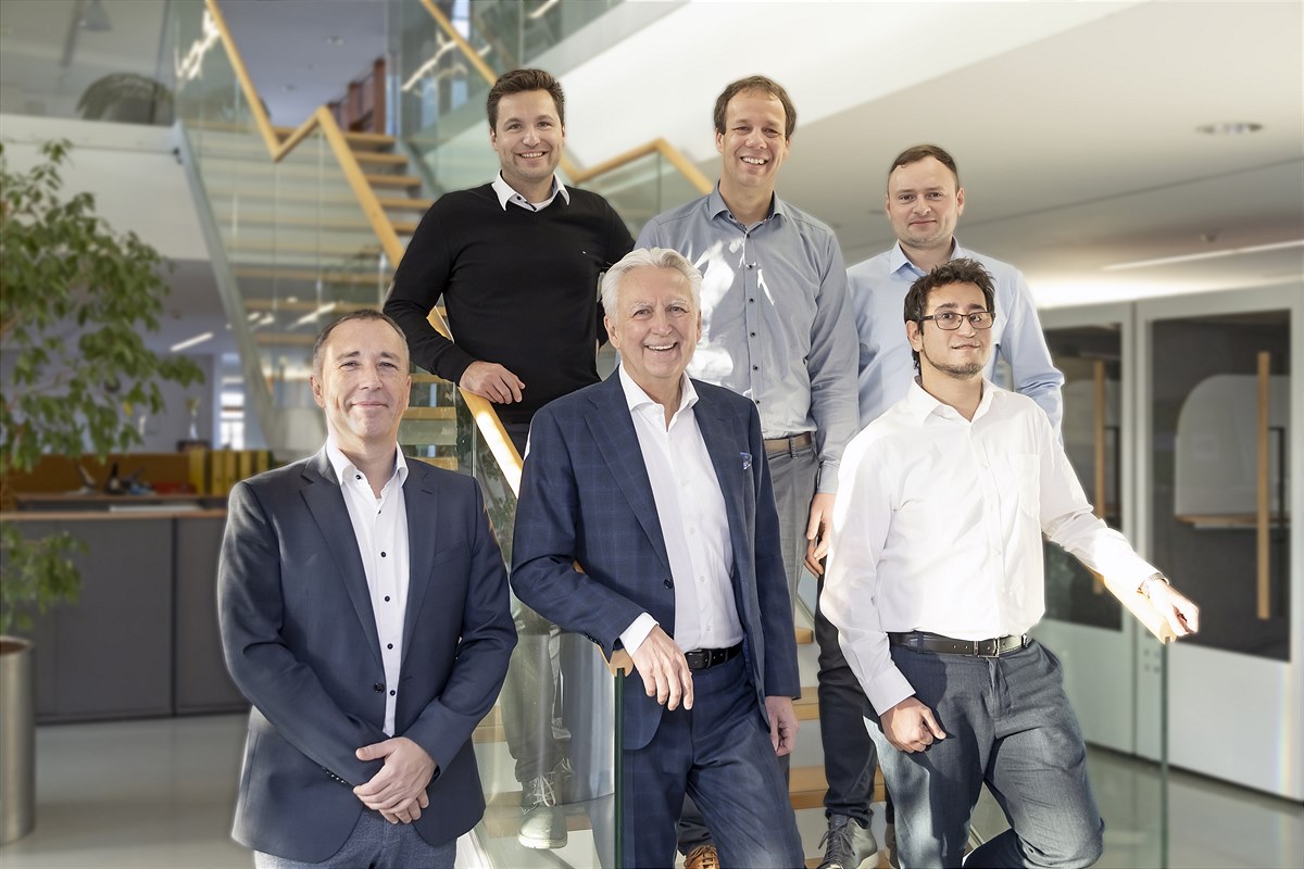 Gründungsteam drag and bot mit CEO KEBA Group  AG Gerhard Luftensteiner (erste Reihe Mitte) und  CEO KEBA Industrial Automation GmbH Markus  Schatz (erste Reihe links)