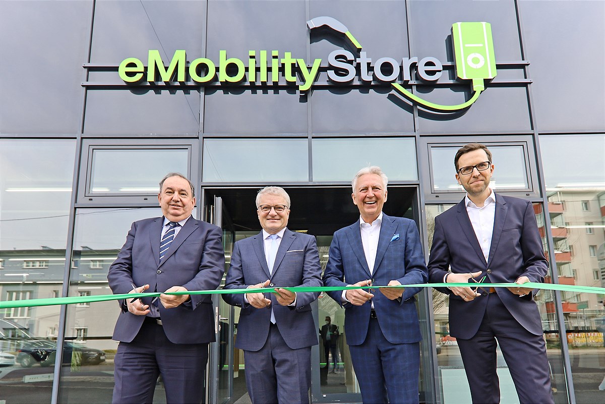 Eröffnung des eMobility Stores: Erich Haider (Generaldirektor Linz AG), Klaus Luger (Bürgermeister der Stadt Linz), Gerhard Luftensteiner (CEO KEBA Group AG) und Christoph Knogler (CEO KEBA Energy Automation) - v.l.n.r.
