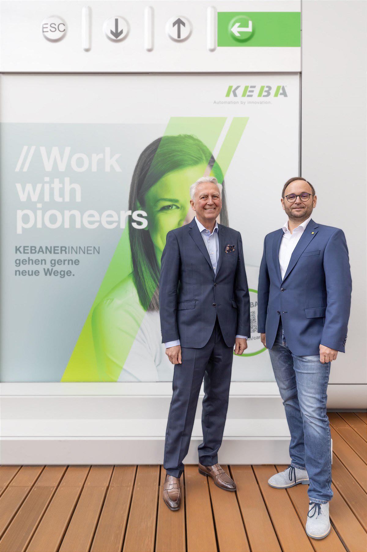 Gerhard Luftensteiner, CEO KEBA Group AG (li) und Roland Peterseil, Head of People, Culture, Structure KEBA Group AG (re) präsentieren die neue Organisationsform der KEBA