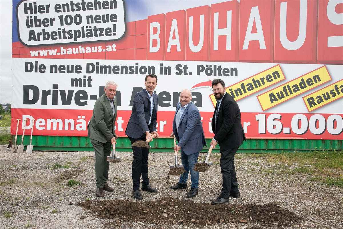 v.l.n.r. Baumeister Josef Panis, Heinz Reithner (GF BAUHAUS), Andreas Ubl (Ubl Consulting), Harald Ludwig (Vizebürgermeister St. Pölten)