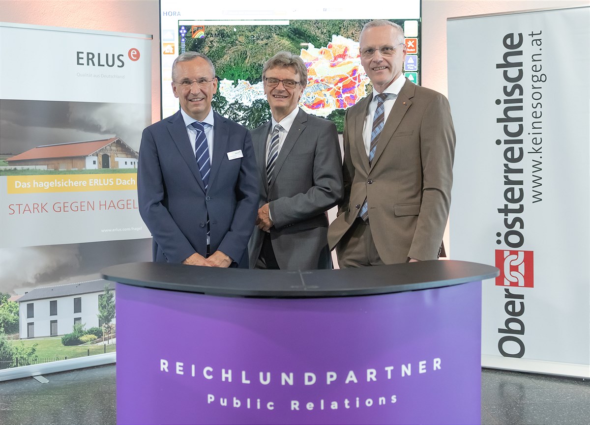 v.l.n.r.: Guido Hörer (Vertriebsleiter Erlus AG), DI Dr. Arthur Eisenbeiss (Obmann  Vorstandsvorsitzender BVS OÖ), Mag. Othmar Nagl (Generaldirektor CEO CFO der Oberösterreichischen Versicherung)