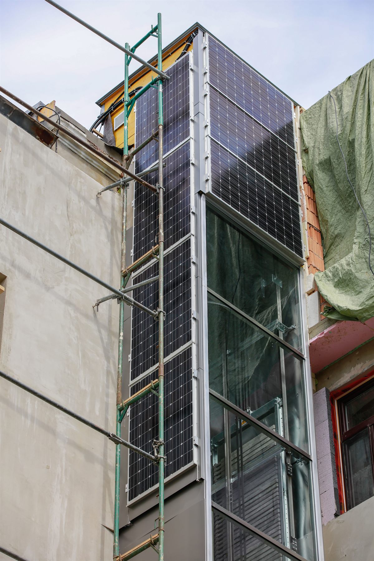 Sieben Solarpaneele produzieren ausreichend Strom für einen 100% autarken Betrieb des Aufzugs.