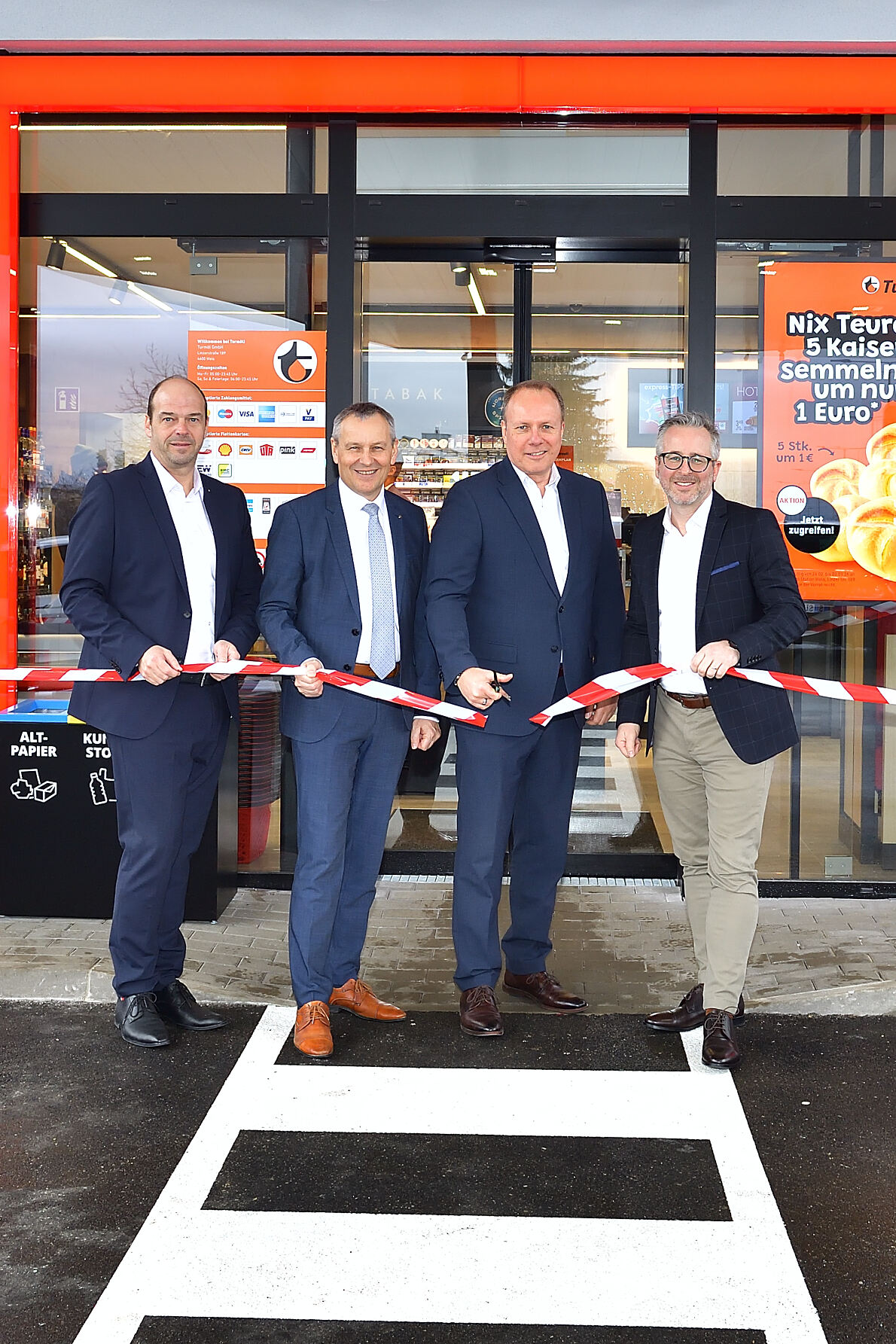 Im Bild v.l.n.r. Thomas Fischer, Leitung Vertrieb Tankstellenshops und Retail Projekte (SPAR), Paul Bacher, Geschäftsführer Oberösterreich (SPAR), Jürgen Stichenwirth , CEO (ORLEN Austria), Oliver Schuster , Head of Retail Operations (ORLEN Austria).