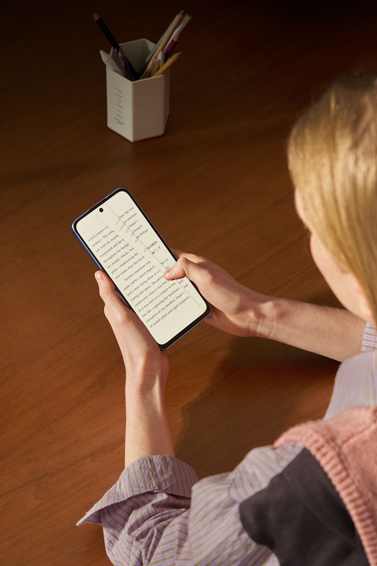 Das Smartphone bietet drei Anzeigemodi, darunter einen dezidierten Lesemodus für ein papierähnliches Lesegefühl und eine akkusparende Anzeige. 