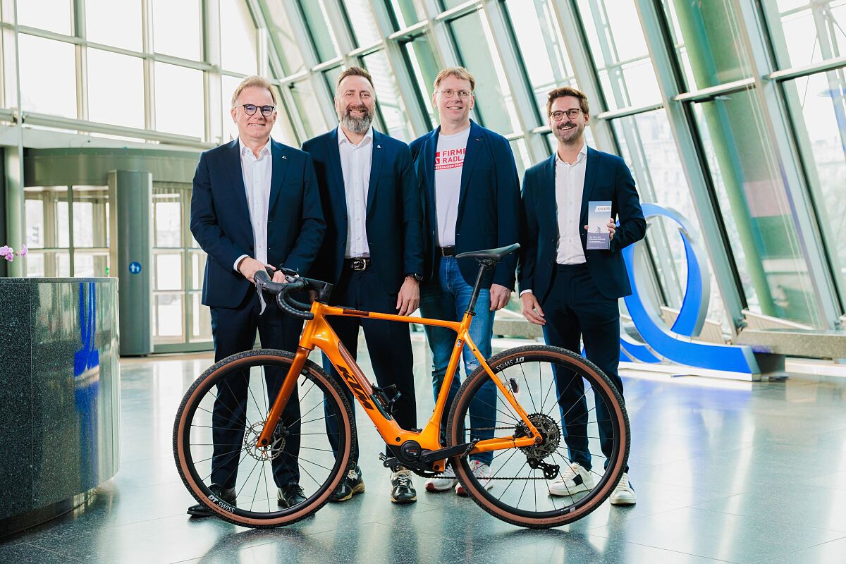 v.l.n.r. Peter Humer (Vorstandsmitglied UNIQA Insurance Group AG, Kunde & Markt Österreich), Christoph Kapfinger (Leitung Firmenkundenbereich, Corporate & Affinity Österreich), Peter Moll (Geschäftsleiter Firmenradl), Christopher Knapp (GF KNAPP Digital)