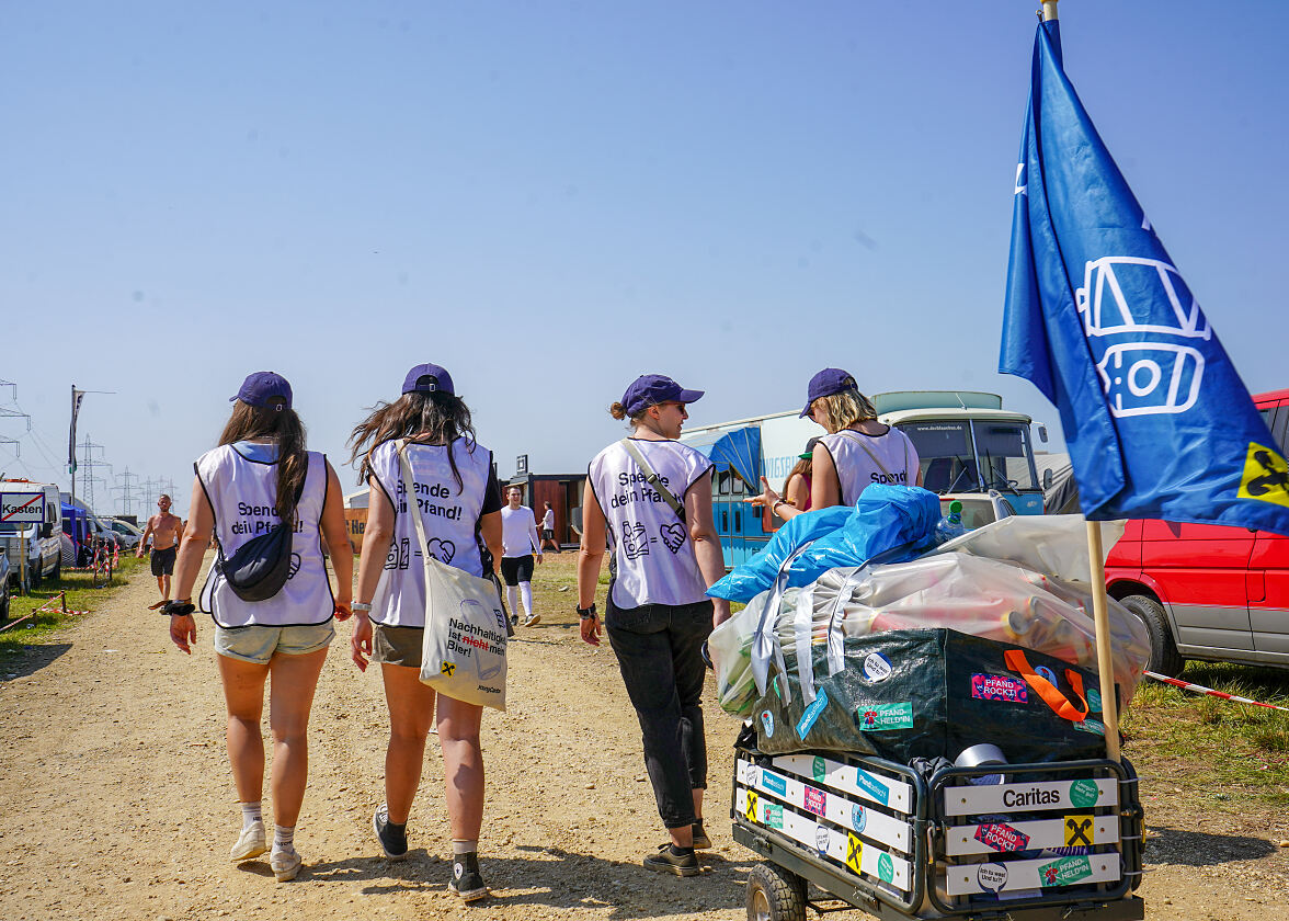 Bereits im Vorjahr sammelten die Mitarbeitenden von PÜSPÖK beim Nova Rock Pfand für den guten Zweck.