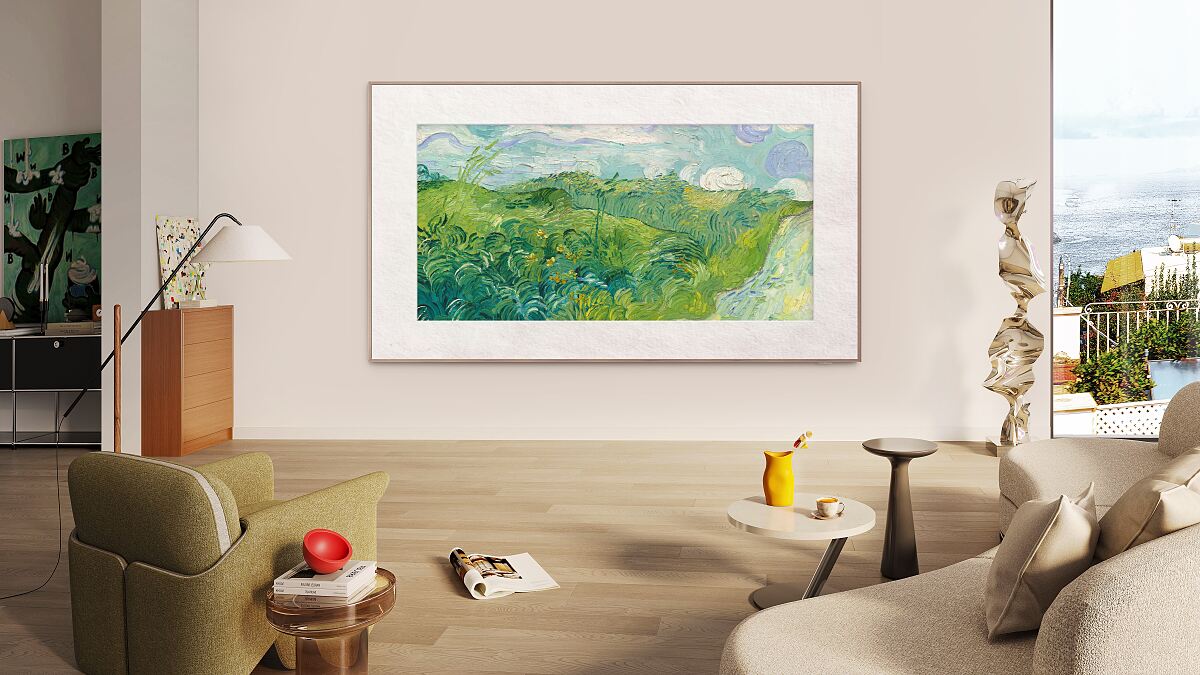 Der neue Fernseher A400 Pro NXTVISION mit QD-Mini LED-Technologie fügt sich nahtlos in moderne Innenräume ein. 