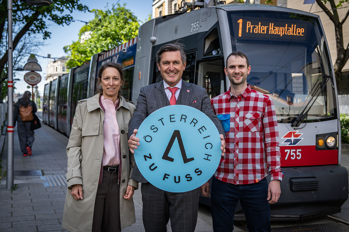 v.l.n.r.: Wiebke Unbehaun, Abteilungsleitung Aktive Mobilität und Mobilitätsmanagement; Peter Hanke, Bundesminister für Innovation, Mobilität und Infrastruktur; Bernhard Kalteis, Bundesfußverkehrskoordination