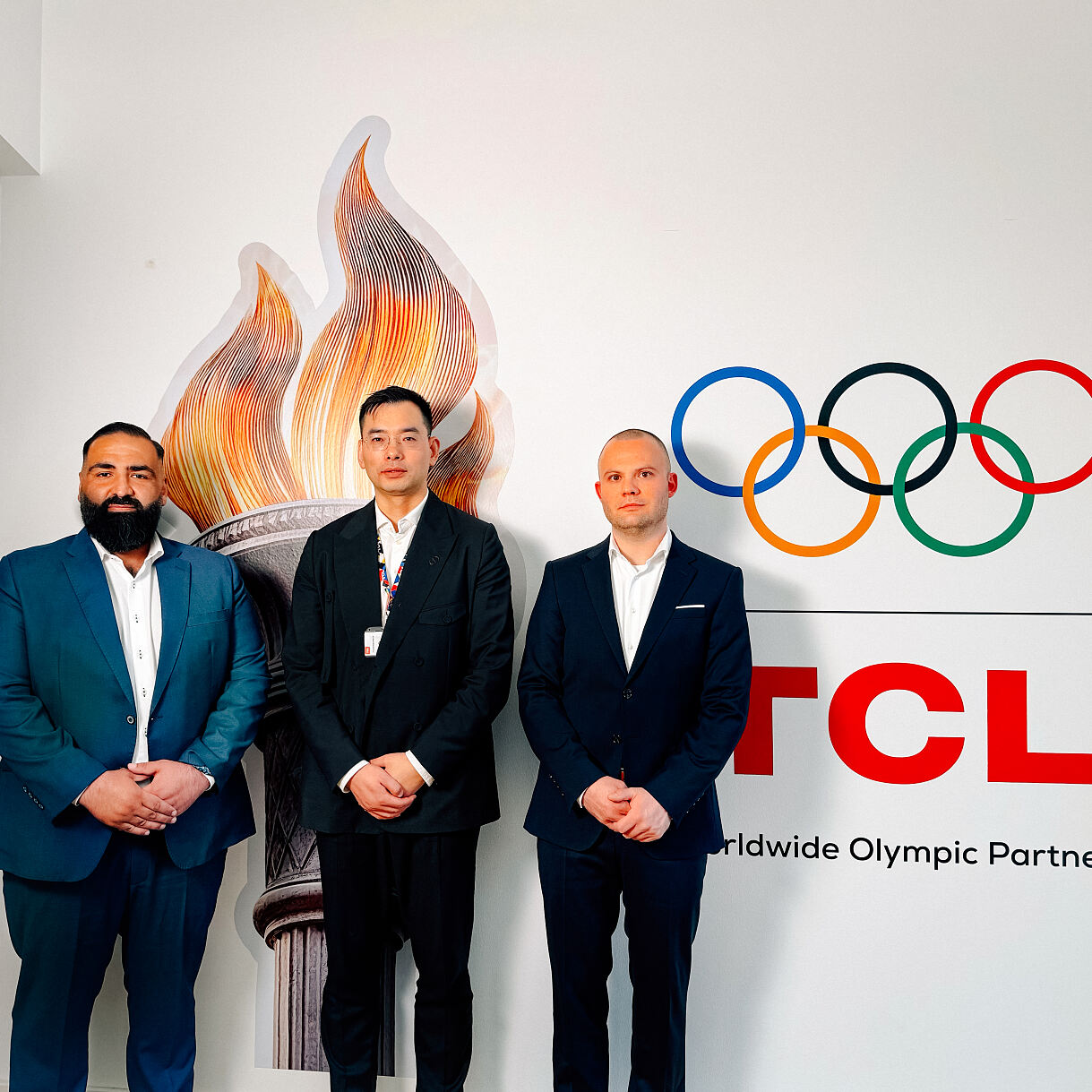 Country Manager TCL, Alex Ma (Mitte), Senior Sales Director DACH, Taylan Güzel (links) und Head of Key Account Management DACH, Domenik Jürgens (rechts) freuen sich auf die gemeinsame Zusammenarbeit. 