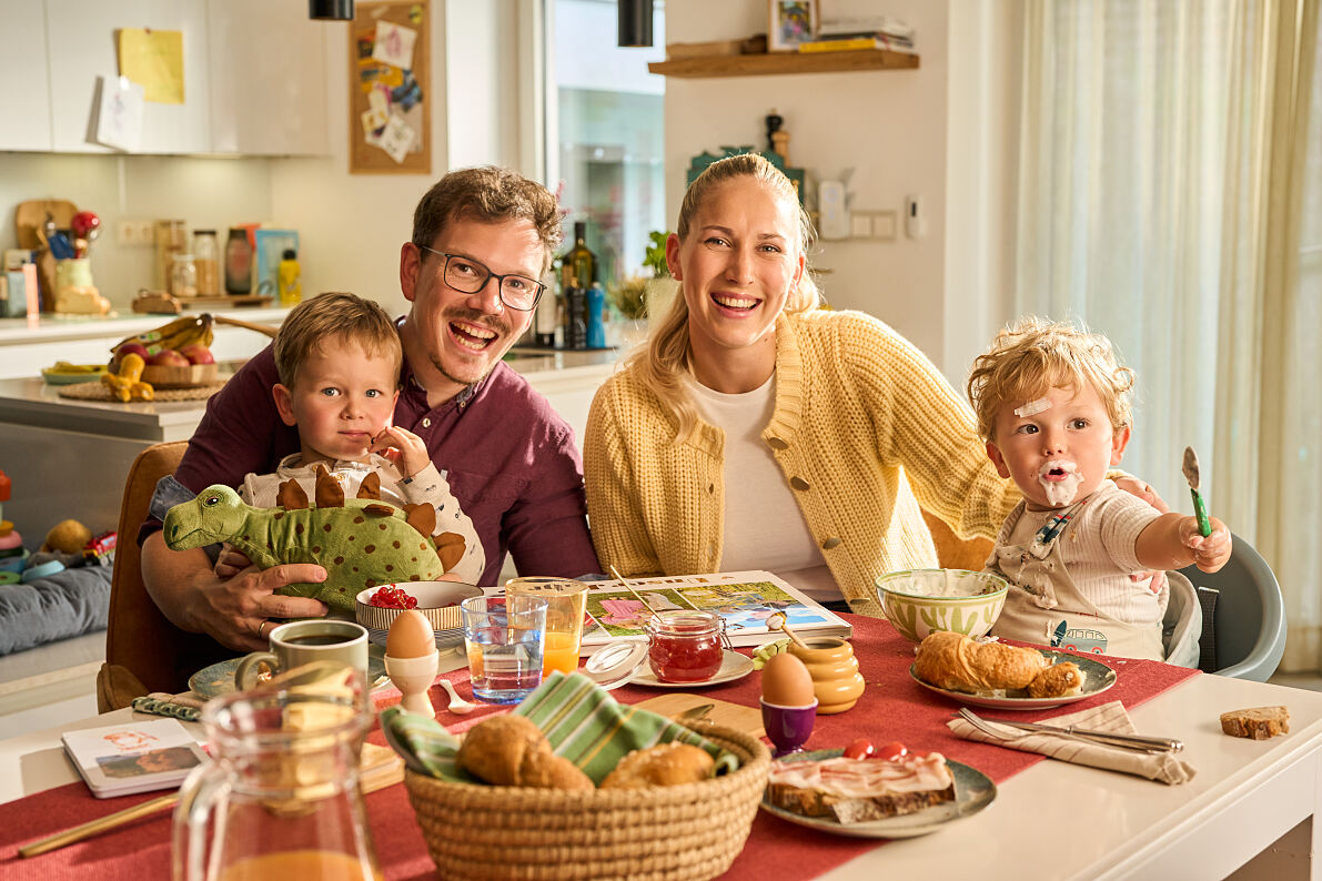 1._Familie Zachhuber am Frühstückstisch_(c)CEWE Familie Zachhuber