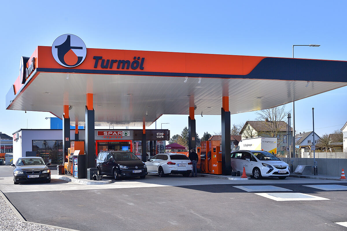 ORLEN Austria realisiert die Tankstellen der Zukunft. Als Nahversorger wird Tanken, Laden, Waschen und Einkaufen angeboten.  