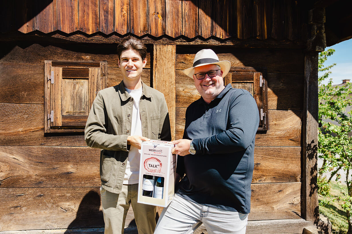 Die next generation – Clemens Krutzler, vom Weingut Krutzler hier mit INTERSPAR-Weinexperten Hans Bergmann - präsentiert erlesene Tropfen und interessante News von und über das Familienweingut beim Online Winzertalk der INTERSPAR weinwelt. 