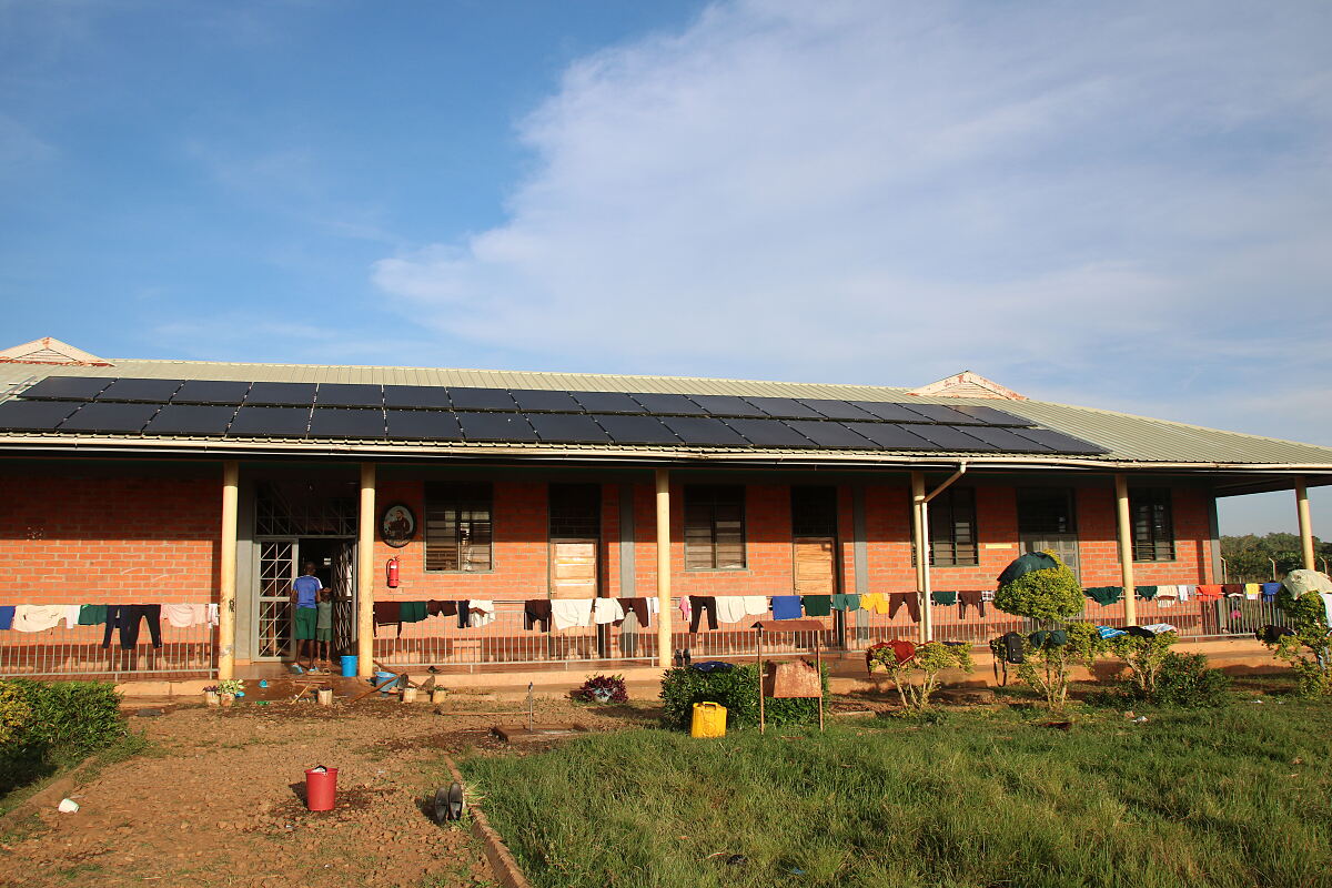 Photovoltaikanlage am Dach des Waisenhauses St. Clare in Uganda