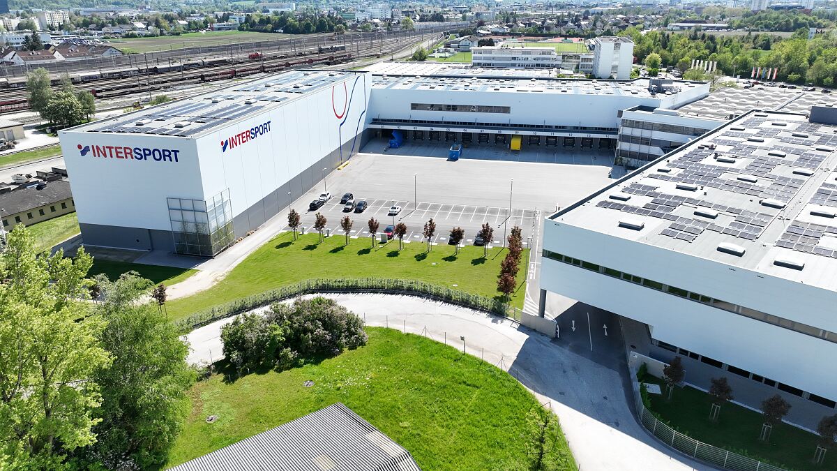 Das auf 40.000 m² erweiterte Hightech-Logistikzentrum in Wels spielt eine Schlüsselrolle für das weitere Wachstum von INTERSPORT.