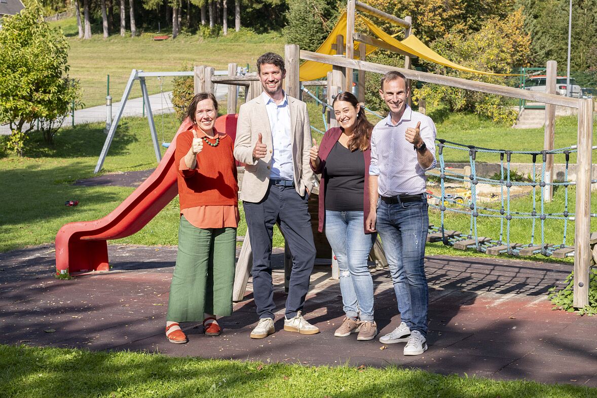 v.l.n.r.: Sabine Racketseder (Ltg. Unternehmenskooperationen und Philanthropie), Lukas Püspök (GF PÜSPÖK), Carina Kofler (Regionalleitung West  Fachbereich Kind, Jugend, Familie), DI(FH) Astrid Körner (Rektorin Diakonie de La Tour)