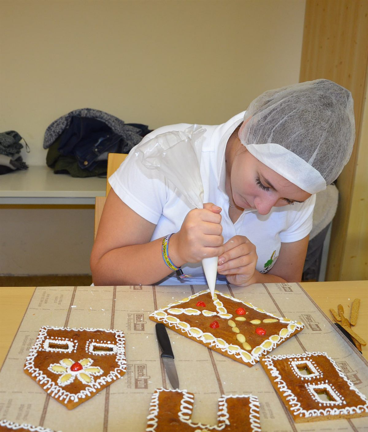 Bild 3:  Fleißig am Backen… LFS Sooß