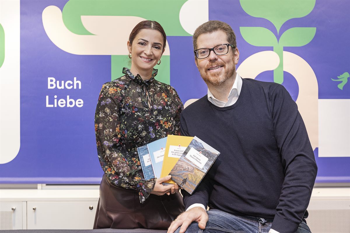 li. Mag. Andrea Mikhaeel (Marketingleiterin Thalia Österreich), re. Hannes Steiner (Mitbegründer von story.one)