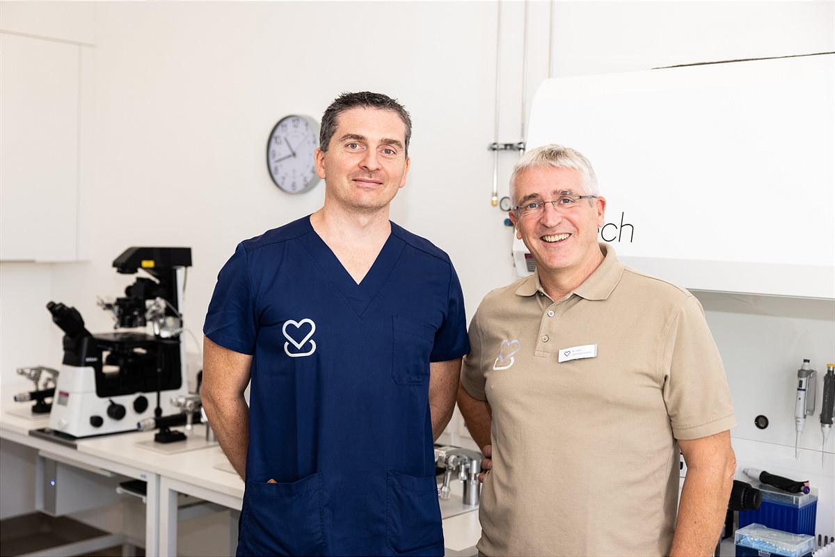 Dr. Reinhard Schwarz (Leitung IVF-Labor KIWI; li) und Dr. Leonhard Loimer (Eigentümer, Geschäftsführer und Ärztlicher Leiter KIWI; re) freuen sich über den Einsatz der neuen, non-invasiven Untersuchungsmethode NIPID