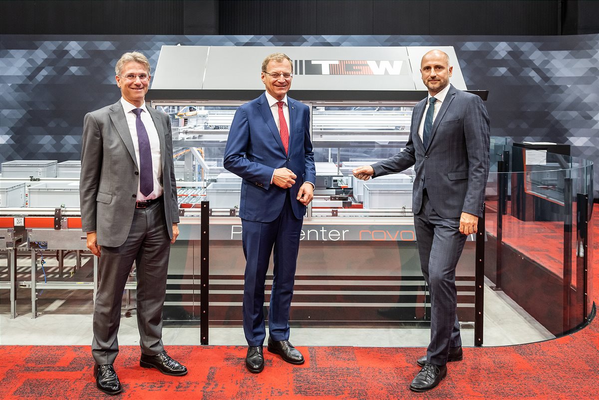 Von links nach rechts: Martin Krauss (Vorstandsvorsitzender der TGW Future Privatstiftung), LH Thomas Stelzer und Christoph Wolkerstorfer (Chief Sales Officer der TGW Logistics Group)