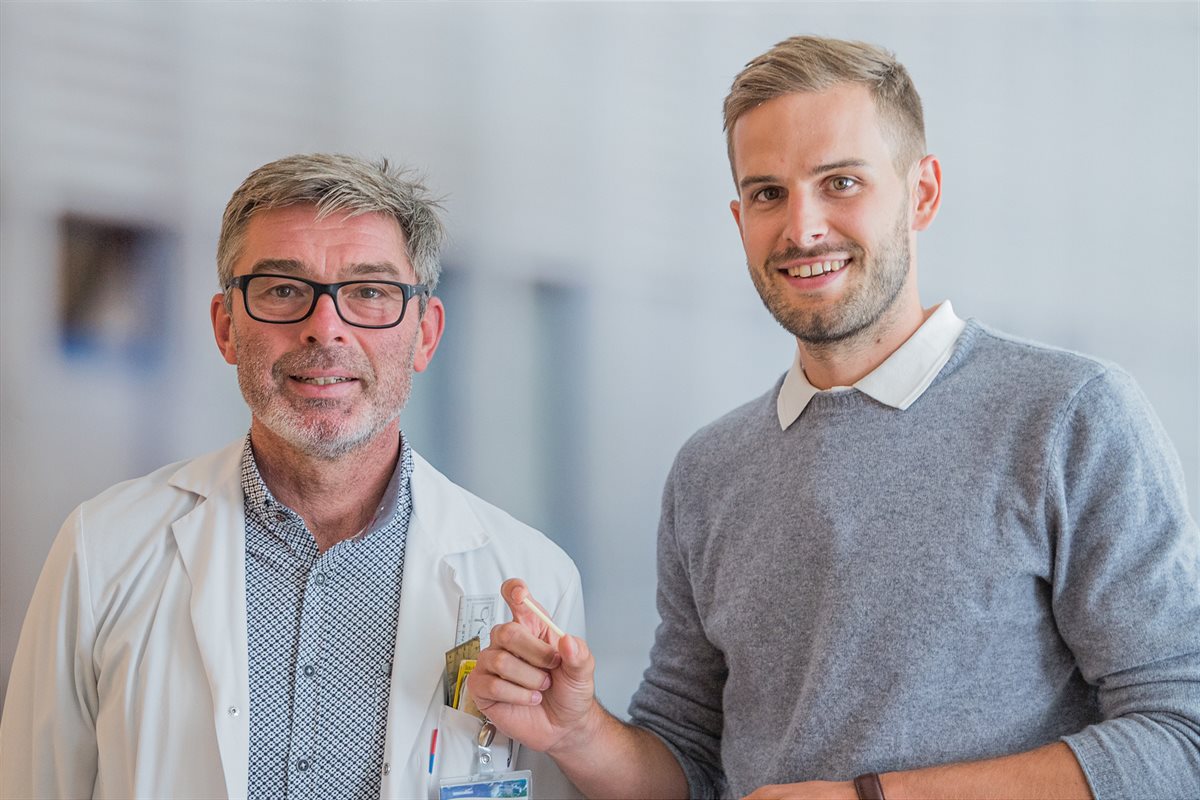 Primar Dr. Markus Reichkendler und Thomas Pastl  GF surgebright GmbH mit Knochenschraube (c) BKH Schwaz - Markus Huber-Danzl