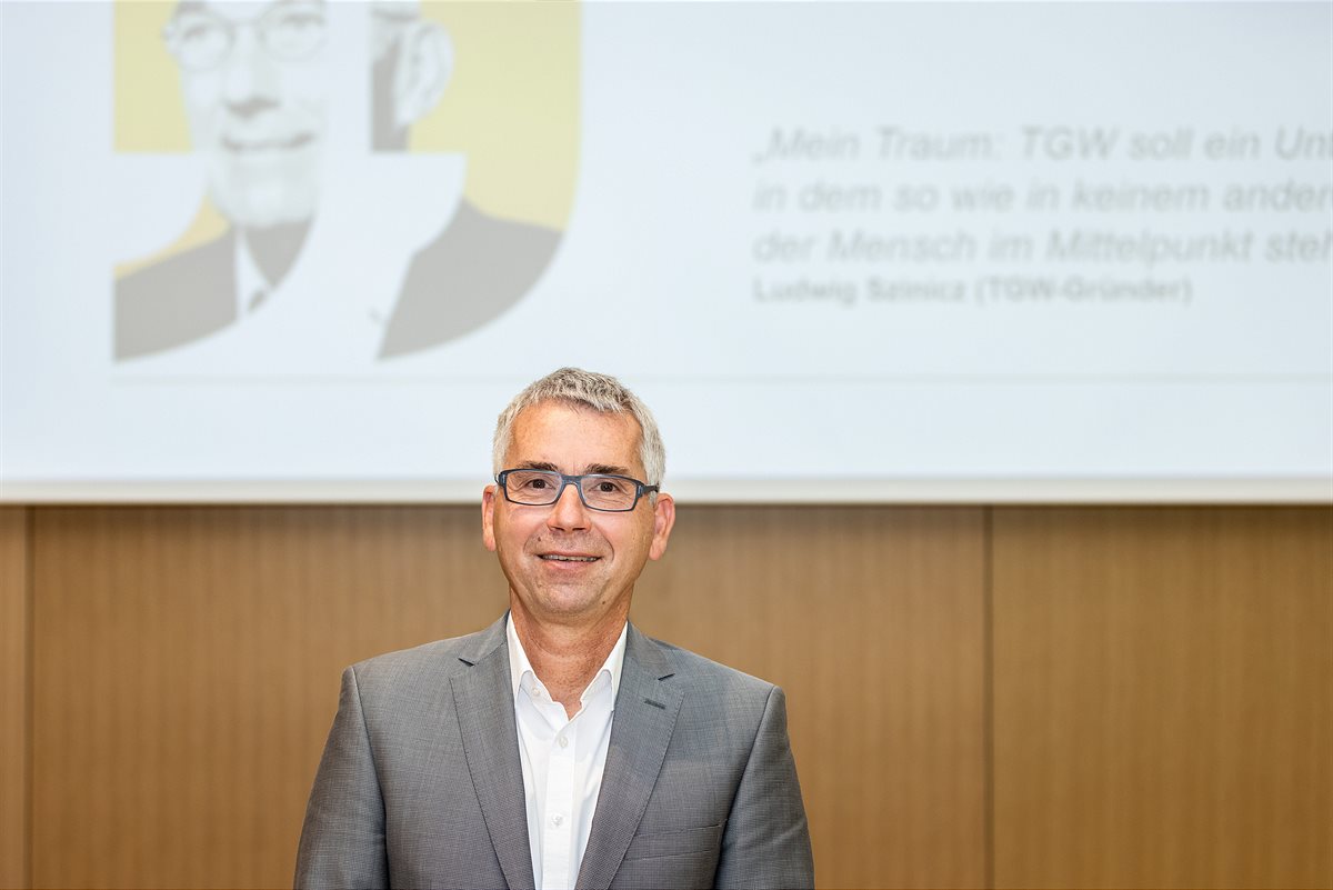 Harald Schröpf, CEO der TGW Logistics Group, freut sich, erstmals die 1-Milliarden-Grenze an Aufträgen überschritten zu haben