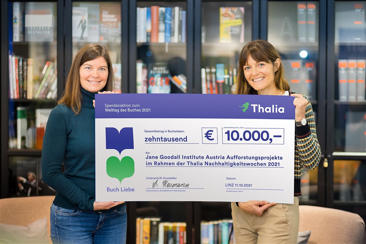 Andrea Heumann (GF Thalia) übergibt den Spendenscheck an Mag. Leinzinger (Jane Goodall Institute Austria)