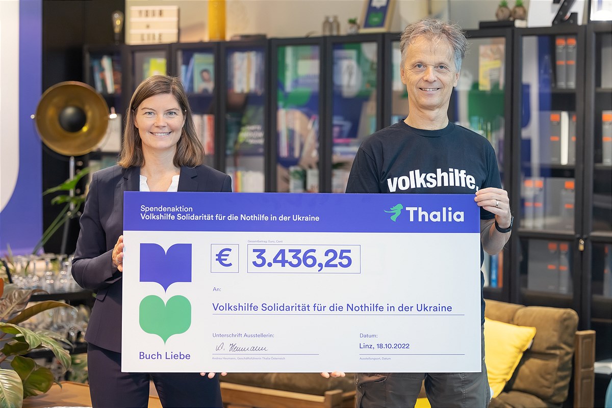 Große Freude über die Spendensumme von 3.436,25 Euro: Andrea Heumann (GF Thalia, links) und Herbert Reithmayr (Volkshilfe Solidarität, rechts)