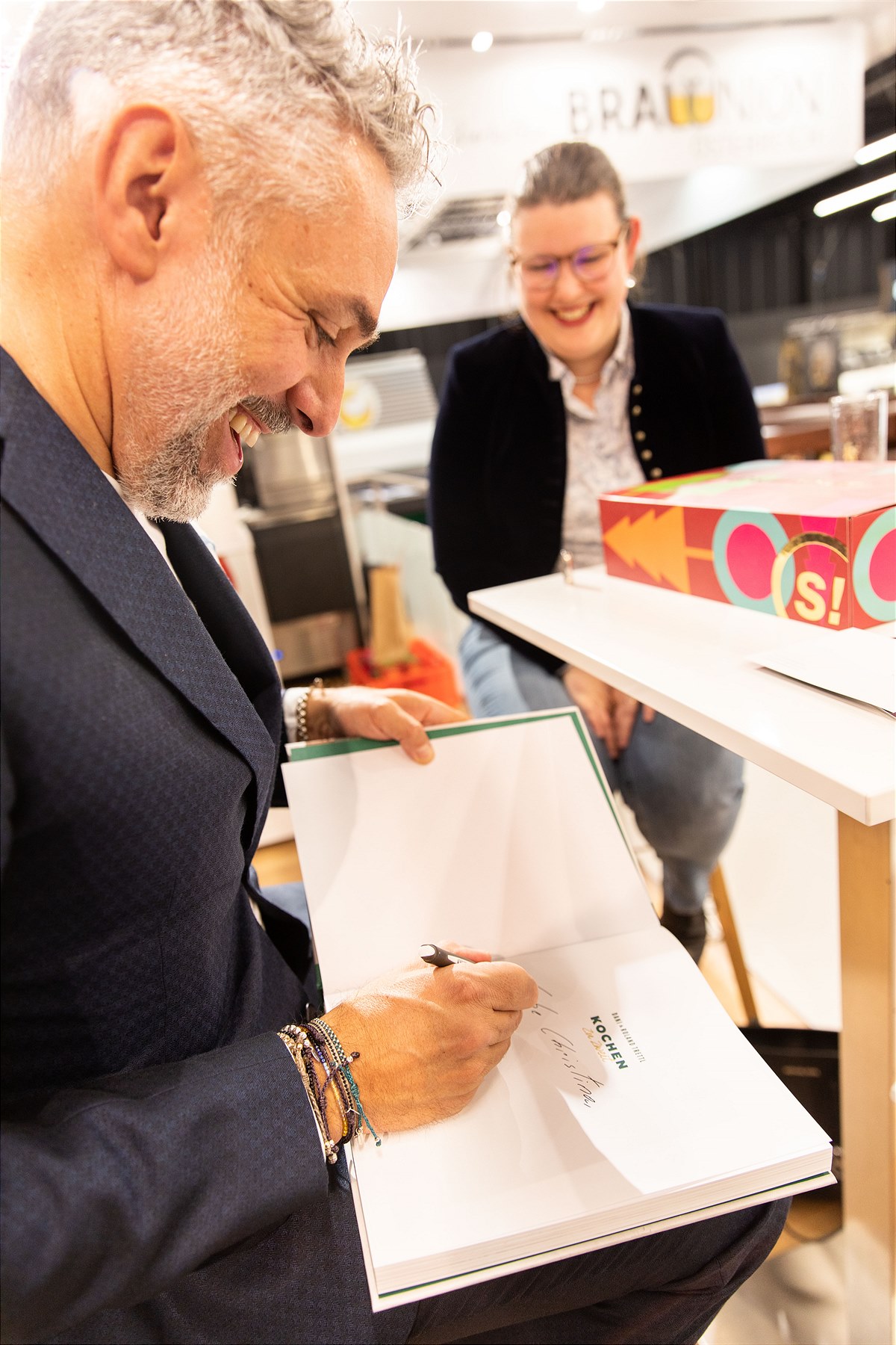Roland Trettl am EUROGAST Messestand beim Signieren seines neuen Kochbuchs