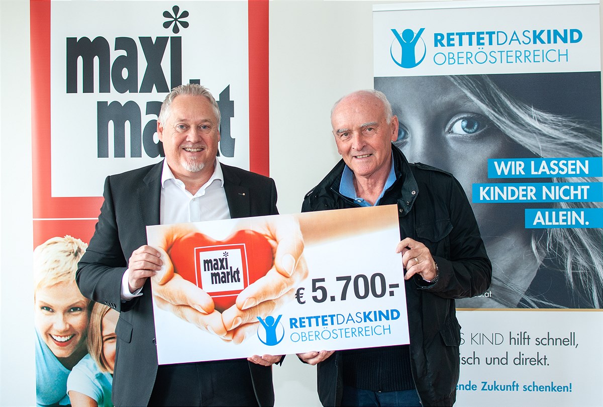Thomas Schrenk (Geschäftsführer Maximarkt, links) freut sich mit Josef Peischer (Vizepräsident Rettet das Kind Oberösterreich, rechts) über 5.700 Euro aus der „Ruder-Challenge“ der Maximarkt-Jahrestagung.
